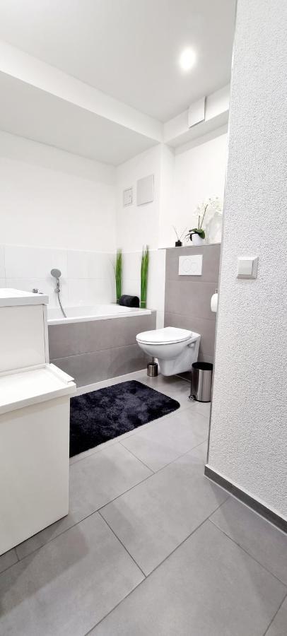 New Modern Selfcheckin Publicfreeparking Highspeed Wifi Kingsizebed Apartment