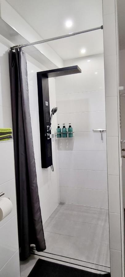 New Modern Selfcheckin Publicfreeparking Highspeed Wifi Kingsizebed Apartment